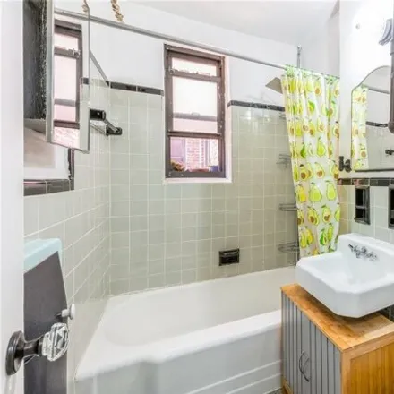Image 9 - 740 East 232nd Street, New York, NY 10466, USA - Apartment for sale
