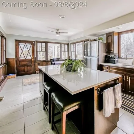 Image 3 - 6926 Commerce Road, Westacres, West Bloomfield Township, MI 48324, USA - House for sale