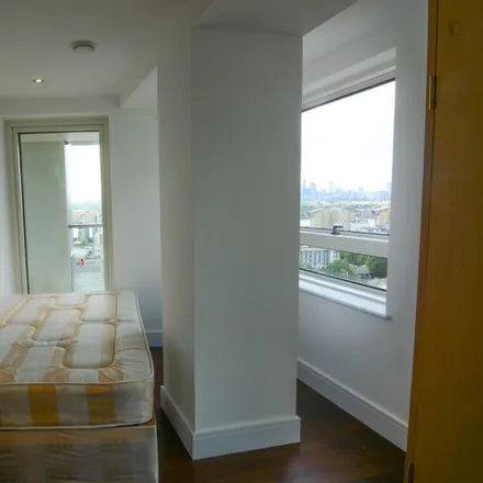 Rent this 5 bed room on Talisman Tower in 6 Lincoln Plaza, Millwall