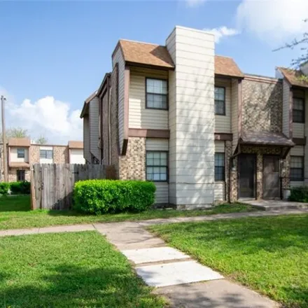 Buy this 2 bed townhouse on Cottonwood Ridge Condominiums in 401 12th Avenue Southeast, Norman
