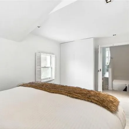 Image 5 - 52 Fullerton Road, London, SW18 1AA, United Kingdom - Townhouse for rent