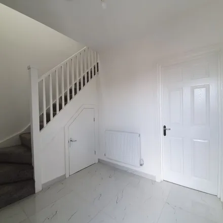 Rent this 3 bed apartment on Warwick Road West in Luton, LU4 8BJ