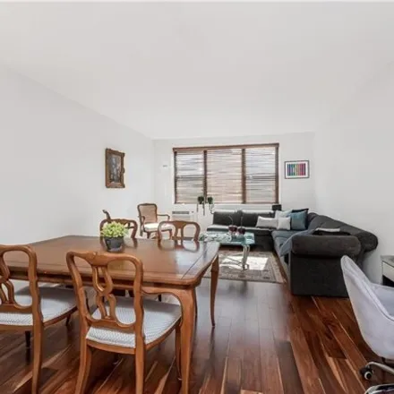 Image 2 - 3215 Arlington Avenue, New York, NY 10463, USA - Apartment for sale