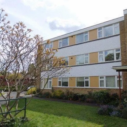 Rent this 3 bed apartment on St Martins C of E Primary School in Worple Road, Epsom