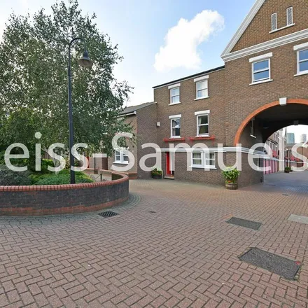 Rent this 5 bed townhouse on 21 Lockesfield Place in Cubitt Town, London