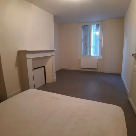 Rent this 3 bed apartment on 35 Rue Velpeau in 37110 Château-Renault, France