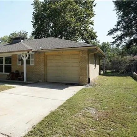 Image 2 - 1713 North Howard Drive, Independence, MO 64050, USA - House for sale