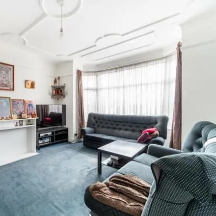 Buy this 3 bed duplex on Cholmondeley Avenue in London, NW10 5XP