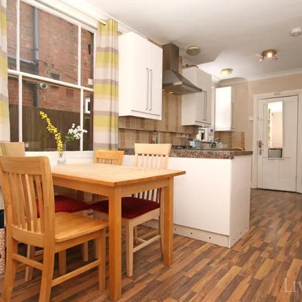 Rent this 4 bed townhouse on St Albans Road in Leicester, LE2 1GF