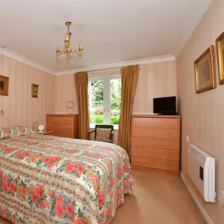 Image 6 - Lower Mead, Redhill, RH1 2FG, United Kingdom - Apartment for sale