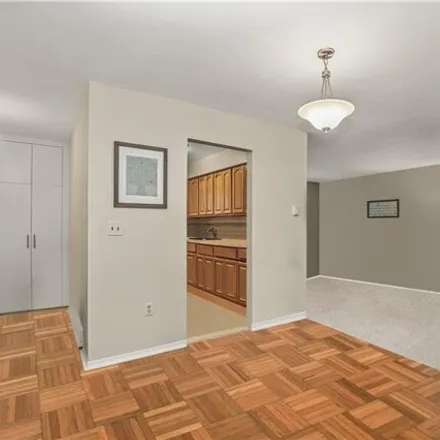 Image 4 - 200 Woodland Hills Road, City of White Plains, NY 10603, USA - Condo for sale