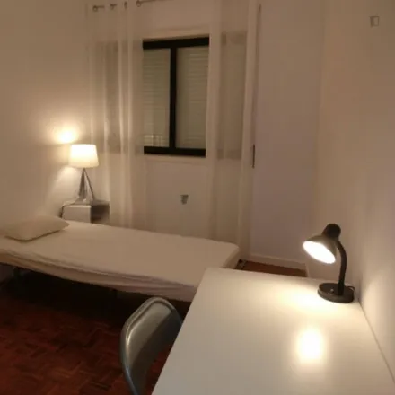 Rent this 4 bed room on Domino's in Rua do Carriçal, 4465-266 Porto