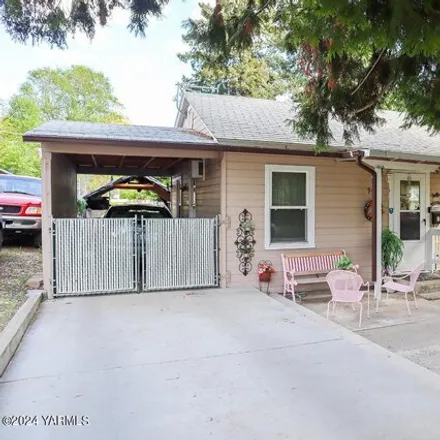 Buy this 2 bed house on 897 South 25th Avenue in Yakima, WA 98902