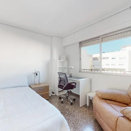 Rent this 5 bed room on Avinguda Al Vedat in 80, 46900 Torrent