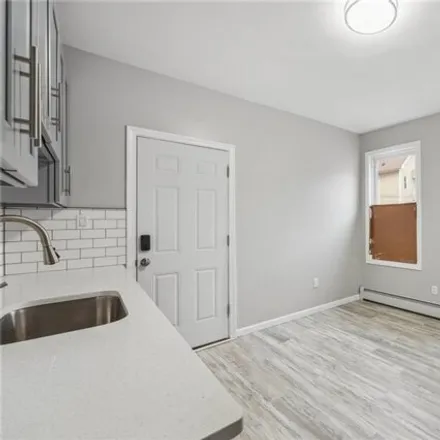 Image 9 - 58 Bond Street, Hartford, CT 06114, USA - Apartment for rent