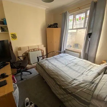 Rent this 4 bed apartment on Wellesley Avenue in Belfast, BT9 6AH