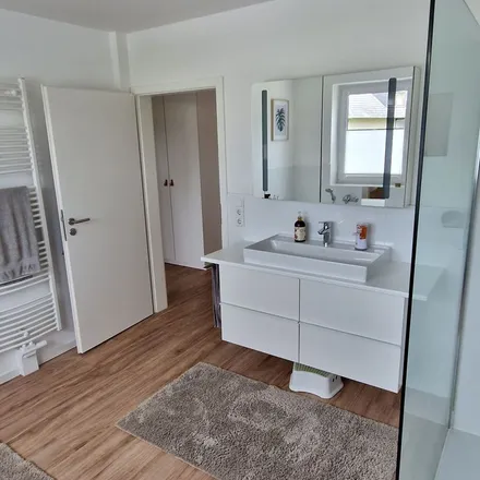 Rent this 4 bed apartment on Engelbrechtweg 45 in 22549 Hamburg, Germany