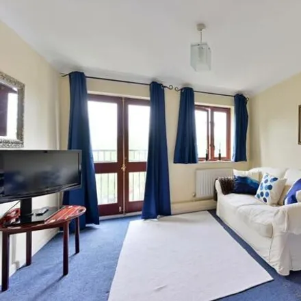 Image 2 - Clatworthy House, Cleeve Way, London, SW15 4DD, United Kingdom - Apartment for sale
