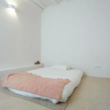 Rent this 2 bed apartment on Menaje de cocina in Carrer de l'Om, 08001 Barcelona