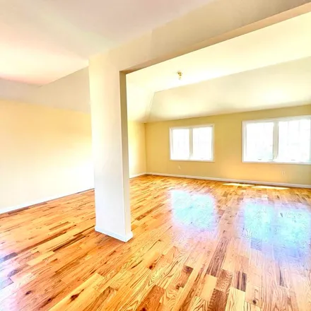 Rent this 6 bed apartment on 109 Greenfield Avenue in New York, NY 10304