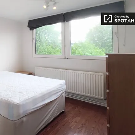 Rent this 4 bed room on Court Royal in Carlton Drive, London