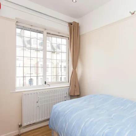 Rent this 6 bed room on Friars Place Lane in London, W3 7AQ