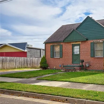 Buy this 2 bed house on 1224 Lindsay Avenue in Akron, OH 44306