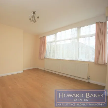 Rent this 4 bed townhouse on Brent Park Road in London, NW4 3HP