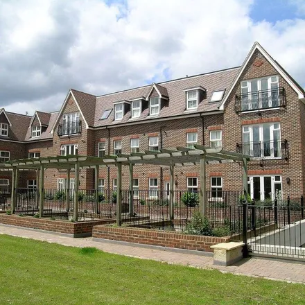 Image 5 - Bentley Place, Parkside Court, Weybridge, KT13 8BF, United Kingdom - Apartment for rent