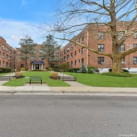 Image 2 - 15 Canterbury Road, Village of Great Neck Plaza, NY 11021, USA - Apartment for sale