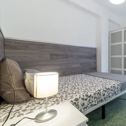 Rent this 5 bed room on Carrer de Santa Rosa in 20, 46021 Valencia