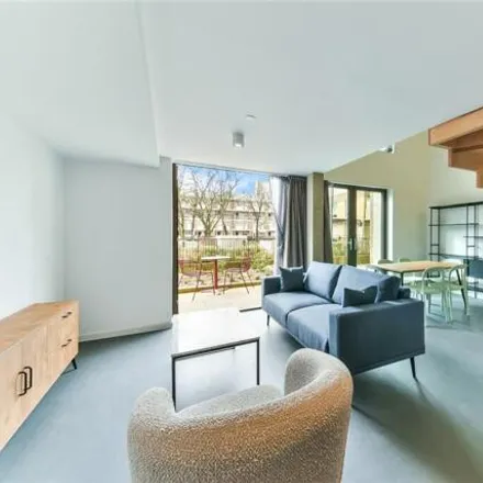 Rent this 3 bed room on Balfron Tower in St Leonard's Road, London