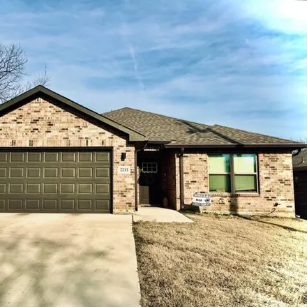 Rent this 3 bed house on 2213 N Hickory St in Sherman, Texas