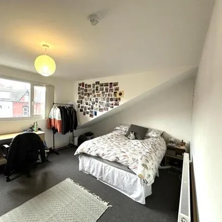 Rent this 6 bed townhouse on 45 Brudenell Mount in Leeds, LS6 1HT