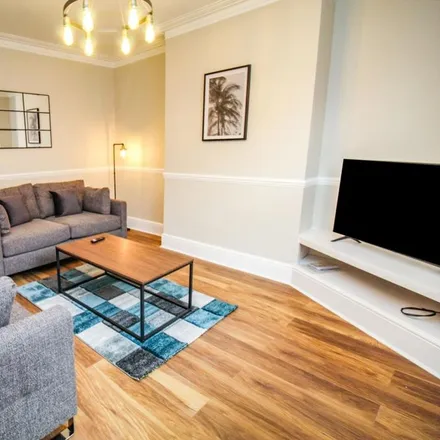 Rent this 6 bed townhouse on Back Carberry Place in Leeds, LS6 1QJ