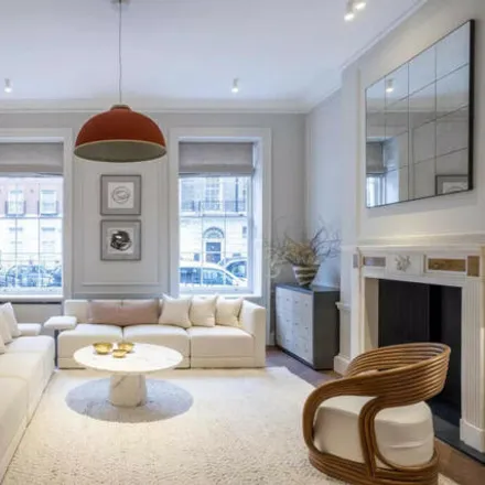 Rent this 4 bed apartment on 16 Devonshire Place in East Marylebone, London