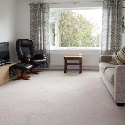 Image 5 - Beacon Drive, Highcliffe-on-Sea, BH23 5DH, United Kingdom - Apartment for rent