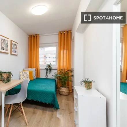 Rent this 4 bed room on Szkoła Podstawowa nr 190 im. Orła Białego in Zwierzyniecka, 00-719 Warsaw