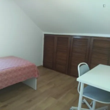 Rent this 5 bed room on Estrada do Povo da Raposeira in 2825-883 Almada, Portugal