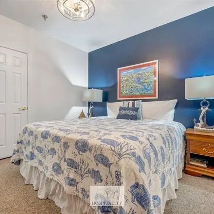 Rent this 2 bed apartment on Huddleston