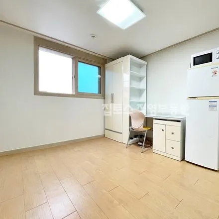 Rent this studio apartment on 서울특별시 관악구 봉천동 1586-3