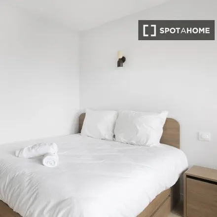 Rent this 4 bed room on 49 Rue Cambronne in 75015 Paris, France