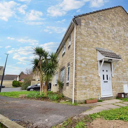 Rent this 3 bed duplex on Hawthorn Crescent in Yatton, BS49 4BF