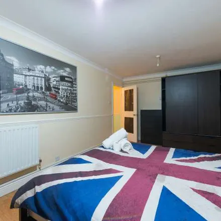 Image 5 - 31-84 Clovelly Way, Ratcliffe, London, E1 0SF, United Kingdom - Apartment for rent