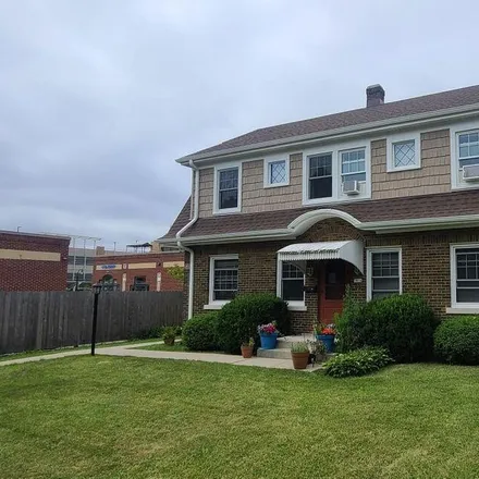 Image 1 - 1814 East Jarvis Street, Shorewood, WI 53211, USA - Duplex for rent