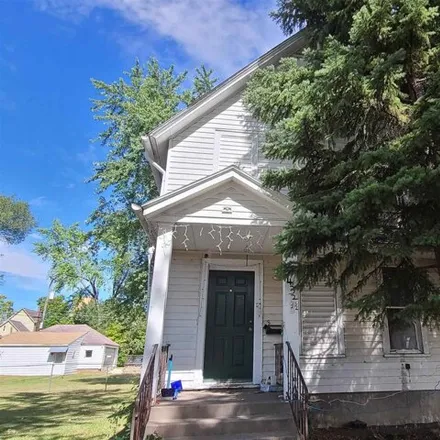 Buy this studio house on 464 10th Avenue South in Clinton, IA 52732
