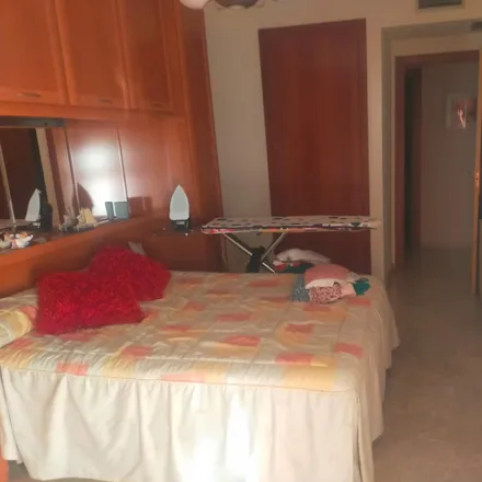 Rent this 4 bed room on Centro Privado de Enseñanza Santísima Trinidad in Carrer d'Oriola, 46009 Valencia