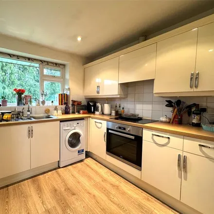 Image 3 - Oakfield Drive, Reigate, RH2 9NY, United Kingdom - Apartment for rent