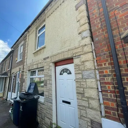 Rent this 2 bed townhouse on Gordon Road in High Wycombe, HP13 6EW