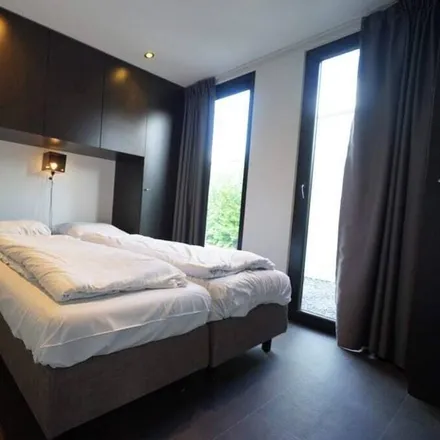 Rent this 3 bed house on Halfweg-Zwanenburg in Oude Haarlemmerstraatweg, 1165 PC Halfweg